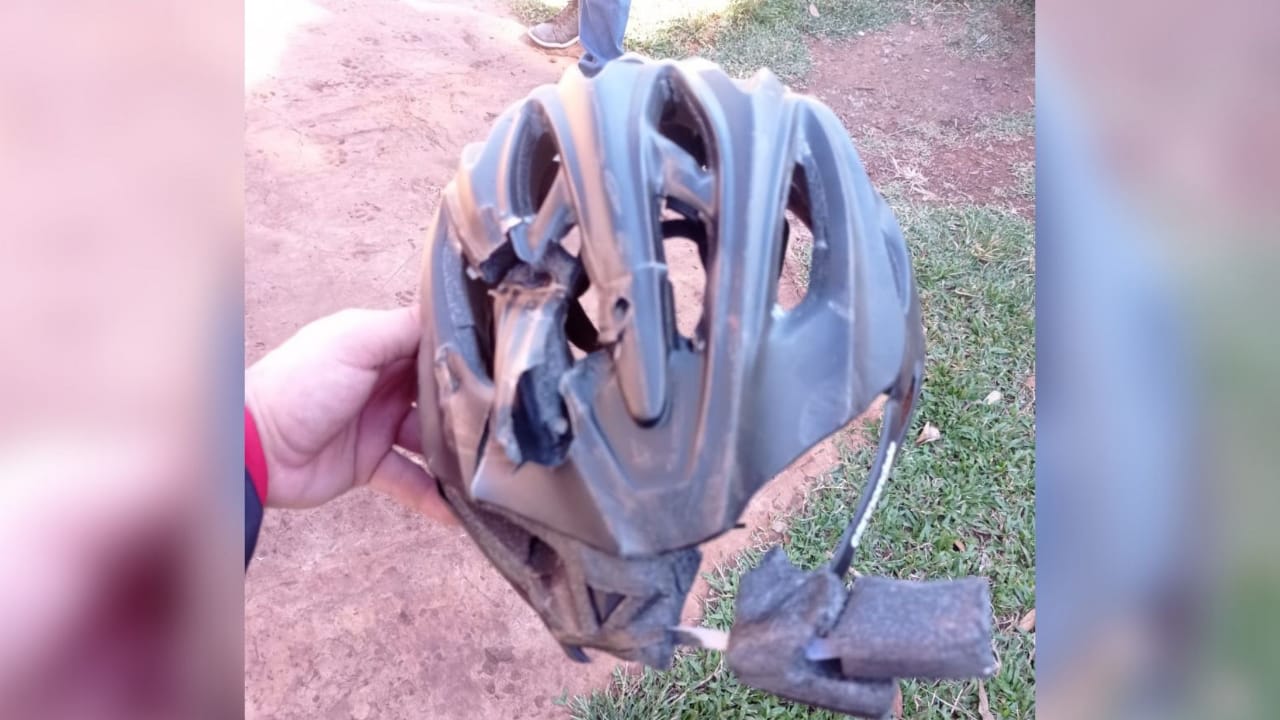 Capacete da vítima chegou a ficar danificado. Foto: Divulgação/com edição de Marcos Ermínio
